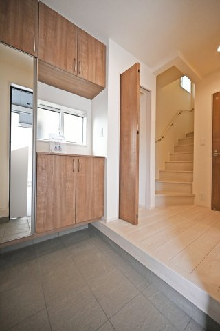 ブルーミングガーデン泉町新築一戸建て│3LDK+駐車2台可(車種制限有)の玄関|1階玄関入ってすぐの内観写真です。 上部まで収納がある収納庫付き。 毎日使う玄関回りも常に片付いた状態を維持できそうです。