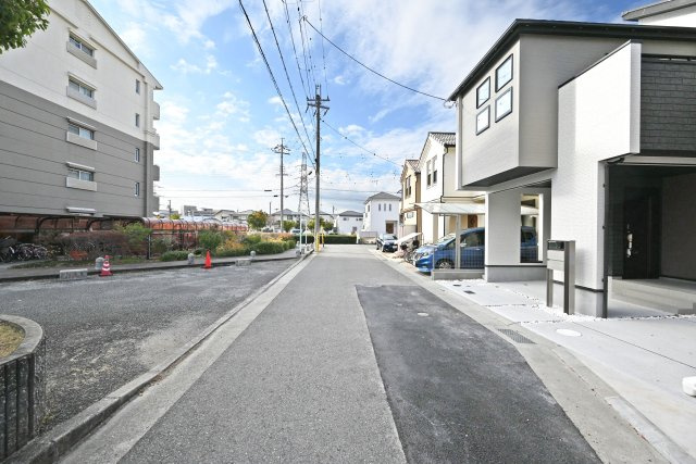 ブルーミングガーデン泉町新築一戸建て│3LDK+駐車2台可(車種制限有)の前面道路含む現地写真|前面道路幅は南東側に約5.4ｍで駐車の際も安心です。