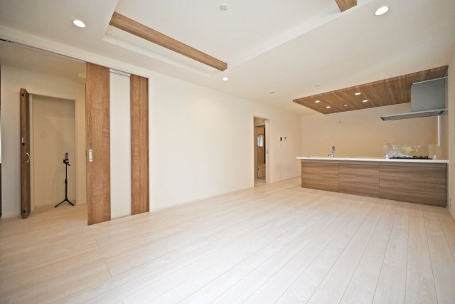 ブルーミングガーデン泉町新築一戸建て│3LDK+駐車2台可(車種制限有)の居間・リビング|「視覚的に立体的なLDK」を常に考慮した設計が目を惹きます。写真のような折上天井も部分的な配置にすることで空間の住み分けや飽きの来ない生活を実現させます。