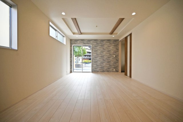 ブルーミングガーデン泉町新築一戸建て│3LDK+駐車2台可(車種制限有)の居間・リビング|対面式キッチンで家族同士のつながりを感じやすい設計を基調としています。折上天井やダウンライトを設けるなど、デザイン性を向上させた内観に仕上がりました。