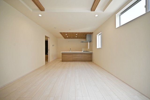 ブルーミングガーデン泉町新築一戸建て│3LDK+駐車2台可(車種制限有)の居間・リビング|LDKは17帖でダイニングテーブルやソファーを設置しても十分な広さとなっております！折上天井が採用されたLDKはとても華やかな空間となっております。