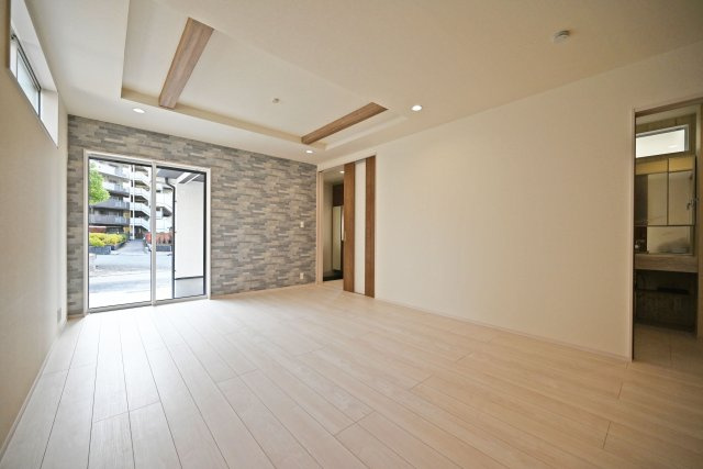 ブルーミングガーデン泉町新築一戸建て│3LDK+駐車2台可(車種制限有)の居間・リビング|1階LDKは17帖でゆとりある広さです。 インテリア配置に困らない間取り設計に加え、お子様のいる世帯に必要な部屋数を備えた物件です。