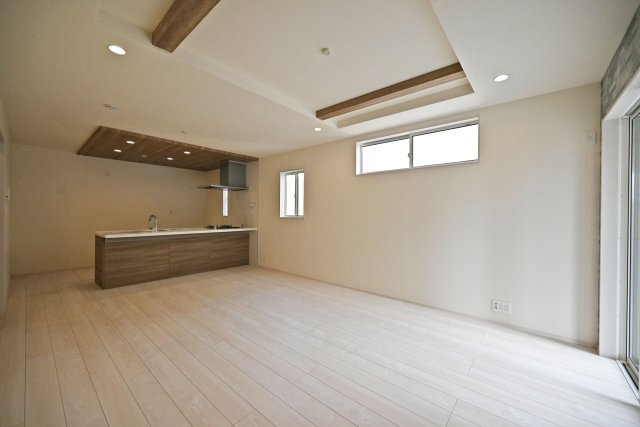 ブルーミングガーデン泉町新築一戸建て│3LDK+駐車2台可(車種制限有)の居間・リビング|1階LDKをリビング側から撮影した内観写真です。インテリアに大きなサイズを選択しても動線を邪魔しない広々とした団らん空間です。