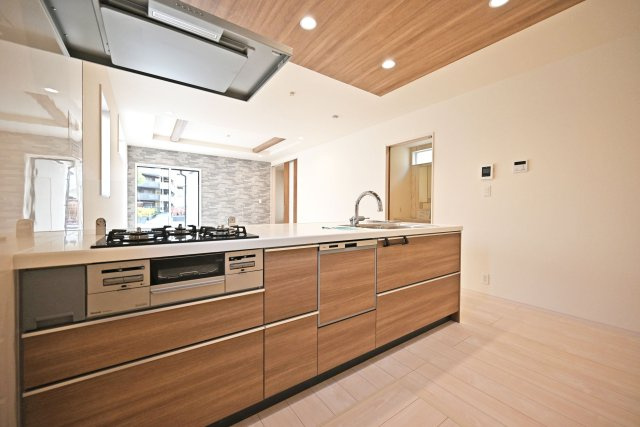 ブルーミングガーデン泉町新築一戸建て│3LDK+駐車2台可(車種制限有)のキッチン|1階キッチン奥側から撮影した内観写真です。フルフラットオープンキッチンを採用。浄水器一体型水栓、食器洗い乾燥機などの充実した設備内容です。