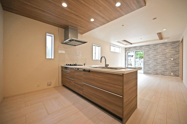 ブルーミングガーデン泉町新築一戸建て│3LDK+駐車2台可(車種制限有)のキッチン|1階キッチンユニット越しに撮影した内観写真です。対面式キッチンを採用しているため視界は広く、ご家族間やご来訪者とのコミュニケーションも一体的に取り易くなっております。