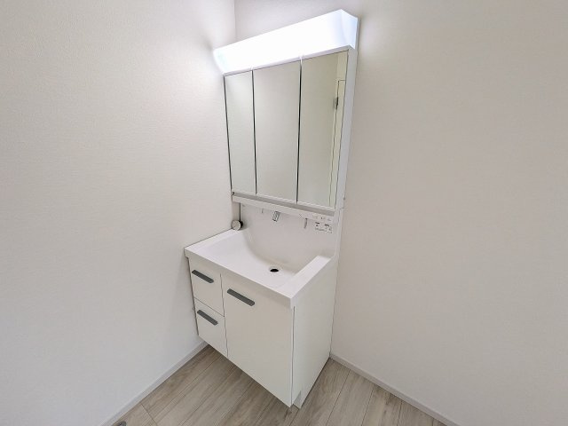 八王子市　小比企町　新築一戸建て　１期の独立洗面台|～３面鏡付きの独立洗面台　細々している物をスッキリ収納出来ます～