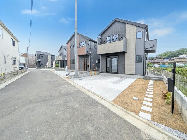 八王子市　小比企町　新築一戸建て　１期の前面道路含む現地写真|～東側5ｍ道路に面しています～