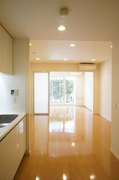 Ｂｒｉｌｌｉａ　ｉｓｔ　三軒茶屋　ブラッサムテラスの居間・リビング|■エアコン■24時間換気システム■ダウンライト