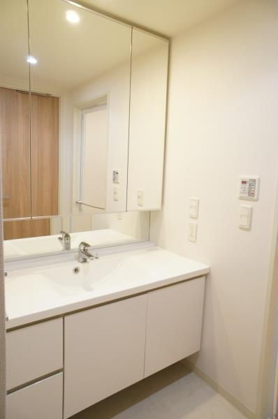 Ｂｒｉｌｌｉａ　ｉｓｔ　三軒茶屋　ブラッサムテラスの洗面所|■キャビネット収納付きの独立洗面台