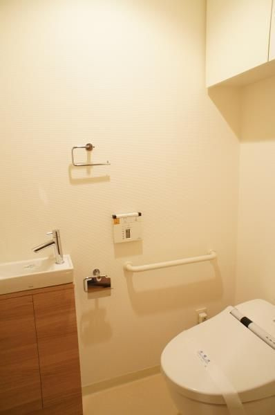 Ｂｒｉｌｌｉａ　ｉｓｔ　三軒茶屋　ブラッサムテラスのトイレ|♪温水洗浄便座♪■ウォールキャビネット収納付き♪