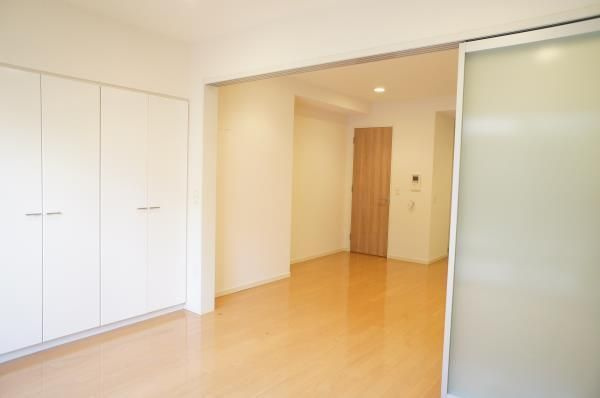 Ｂｒｉｌｌｉａ　ｉｓｔ　三軒茶屋　ブラッサムテラスの玄関|■モニタ付インターホン付き玄関■シューズラック■ダウンライト