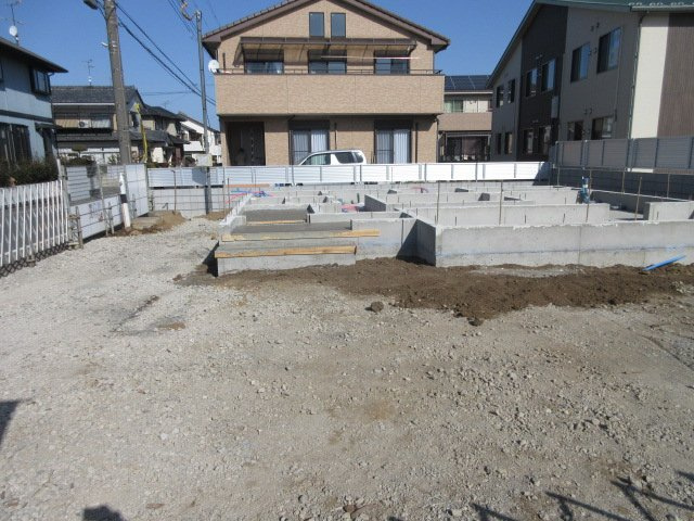 【仲介手数料無料】新築戸建　深谷市岡里13-1（全1棟）の前面道路含む現地写真