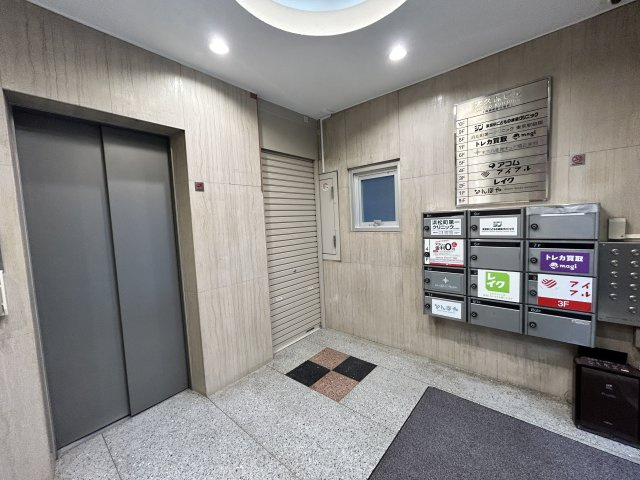 大久保ビル地下　B1のエントランス