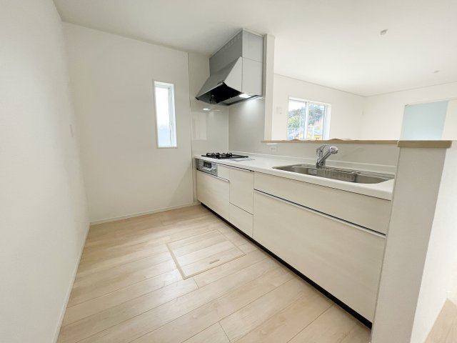 新築戸建・新築建売　いわき市小名浜南富岡第1　小名浜西小・小名浜第一中のキッチン|明るいホワイトトーンの対面式キッチンで、料理中もリビングの様子が見えて安心です♪