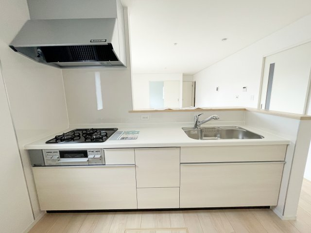 新築戸建・新築建売　いわき市小名浜南富岡第1　小名浜西小・小名浜第一中のキッチン|3口コンロなのでご飯を作りながらお弁当のおかずも作れて便利！