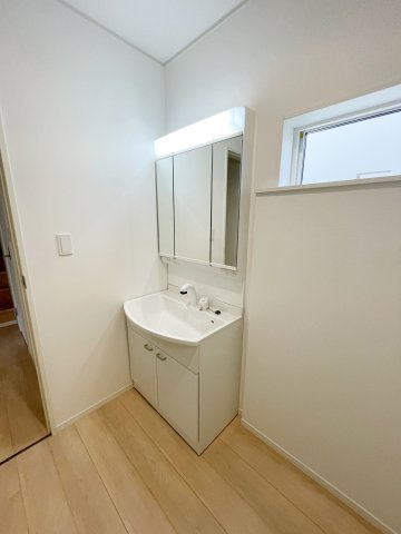 新築戸建・新築建売　いわき市小名浜南富岡第1　小名浜西小・小名浜第一中の独立洗面台|三面鏡タイプの独立洗面台で、身だしなみチェックも収納力も◎洗面まわりもすっきり清潔に保てます！