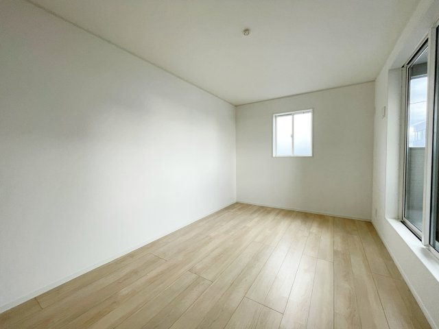 新築戸建・新築建売　いわき市小名浜南富岡第1　小名浜西小・小名浜第一中の洋室|2面採光で明るい洋室です！ホワイト基調の爽やか空間からインナーバルコニーにも出られます♪