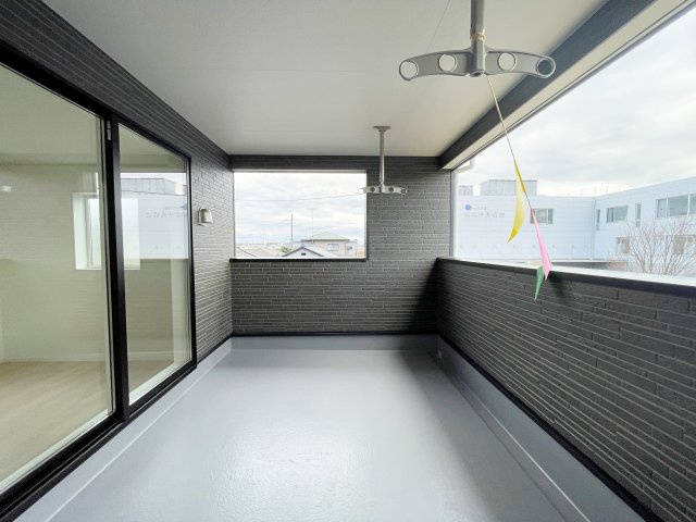 新築戸建・新築建売　いわき市小名浜南富岡第1　小名浜西小・小名浜第一中のバルコニー|インナーバルコニーは天候に左右されずに、プライベートな空間でくつろぎや洗濯物干しに最適！