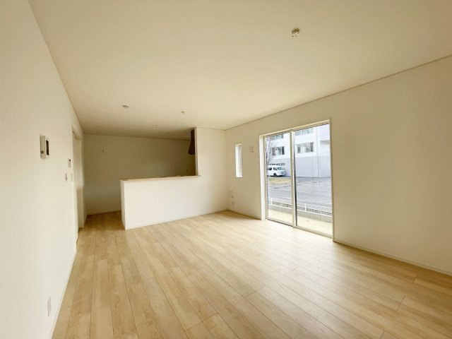 新築戸建・新築建売　いわき市小名浜南富岡第1　小名浜西小・小名浜第一中の居間・リビング|ホワイトを基調とした明るく開放的なLDKです！