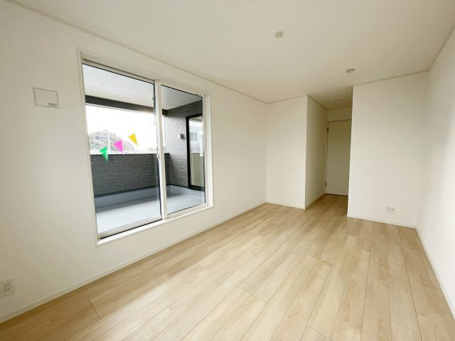 新築戸建・新築建売　いわき市小名浜南富岡第1　小名浜西小・小名浜第一中の洋室|ナチュラルな光が差し込む2面採光の洋室です！ホワイト基調で清楚感たっぷり♪