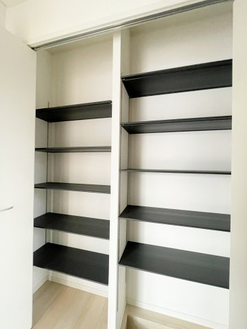 新築戸建・新築建売　いわき市小名浜南富岡第1　小名浜西小・小名浜第一中の収納|可動棚付きなので物の大きさによって高さを変えられるので便利！