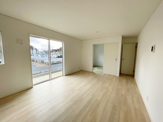 新築戸建・新築建売　いわき市小名浜南富岡第1　小名浜西小・小名浜第一中の居間・リビング|＼内覧ご予約受付中です♪／仕事帰りやお休みの日はもちろん、当日内覧も大歓迎♪