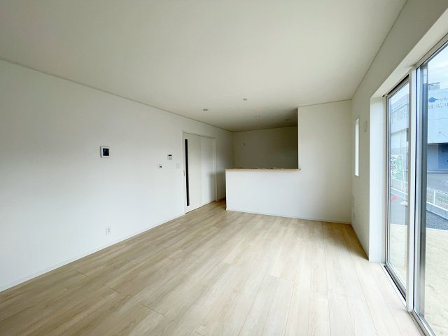 新築戸建・新築建売　いわき市小名浜南富岡第1　小名浜西小・小名浜第一中の居間・リビング|ダイニングには大きな窓があり明るい陽射しが差し込む開放的で心地よい空間です！