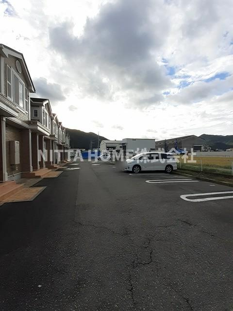 ベル ファミーユⅡ 5番館の駐車場|玄関も綺麗ですよ♪