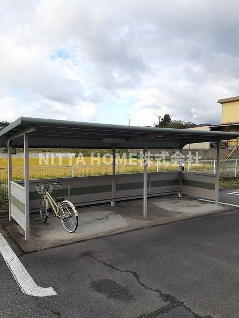 ベル ファミーユⅡ 5番館のその他共用部分|屋根付きの駐輪場がついています◇