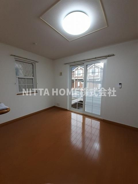 ベル ファミーユⅡ 5番館の居間・リビング|１階のリビングルームは１０帖で南向きのテラス付き◇