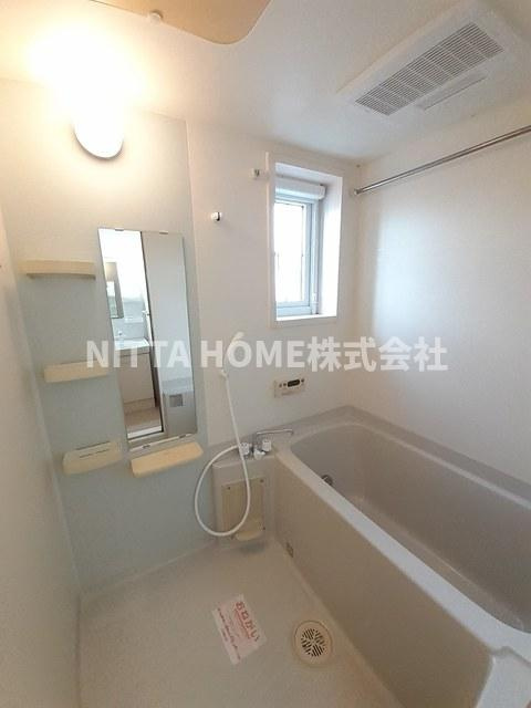 ベル ファミーユⅡ 5番館の浴室|大きなお風呂は嬉しいですよね★小窓付きで解放感もあります(^^♪