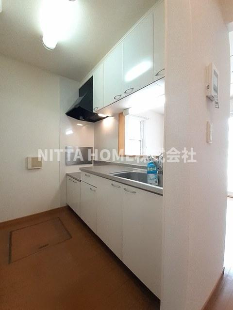 ベル ファミーユⅡ 5番館のキッチン|上下に収納がついているカウンターキッチンです◇