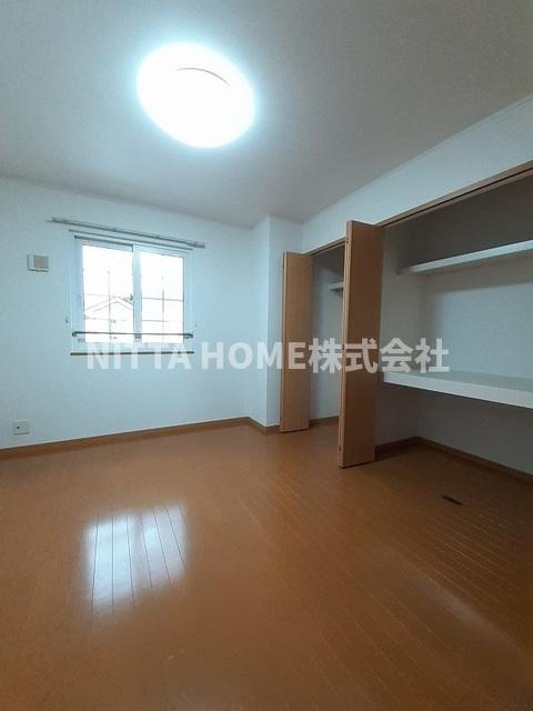 ベル ファミーユⅡ 5番館の居間・リビング|２階の洋室は６帖と７．３帖の２部屋です◇