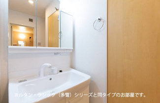 【洗面所】 | フォンテーヌⅢ　Ｃ | 明るい洗面所です