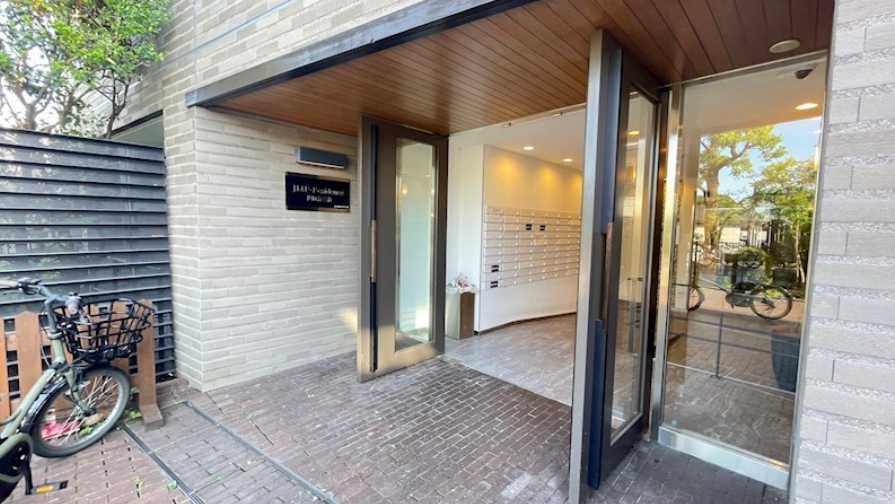 JMFレジデンス世田谷三宿　ペット相談　最上階　ネット0　南向きのエントランス