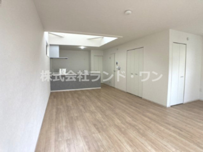 【居間・リビング】 | 所沢市北秋津　全１棟 | LDK23.3帖。上部吹き抜けで、開放感のある明るいリビング♪