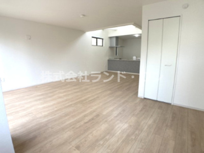 【居間・リビング】 | 所沢市北秋津　全１棟 | 家具や家電を置いても圧迫感のない広さです。