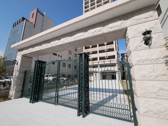 Luxe新大阪IVのエントランス