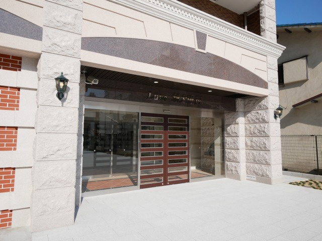 Luxe新大阪IVのエントランス