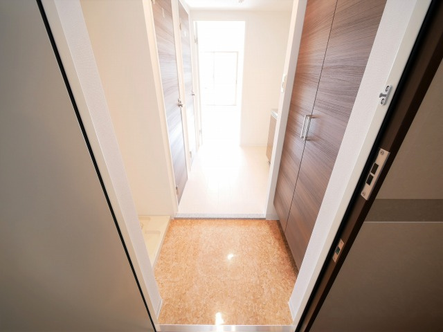 Luxe新大阪IVの玄関
