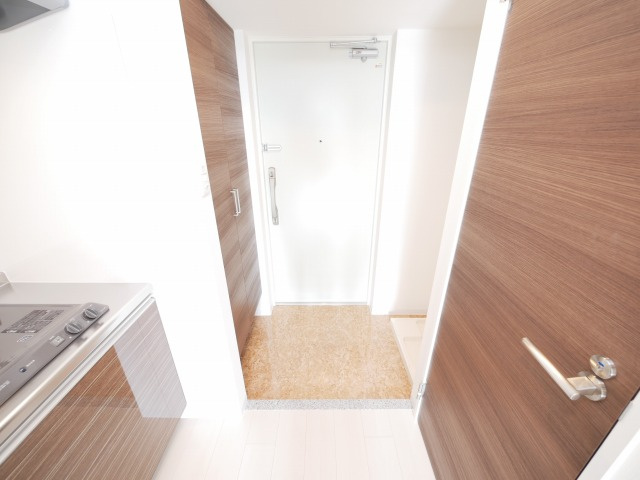 Luxe新大阪IVの玄関