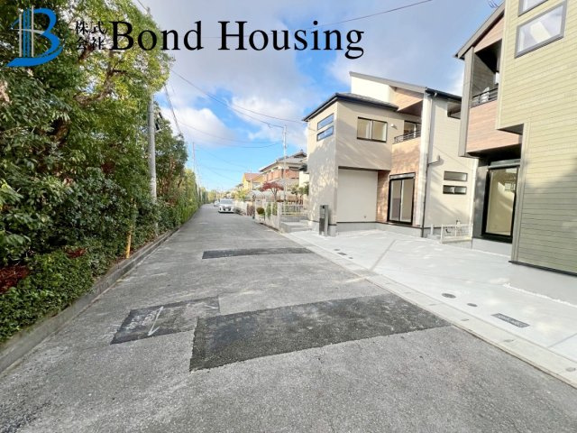 WIC等収納豊富・南向きバルコニー　竹の台1丁目　全2棟　2号棟の前面道路含む現地写真