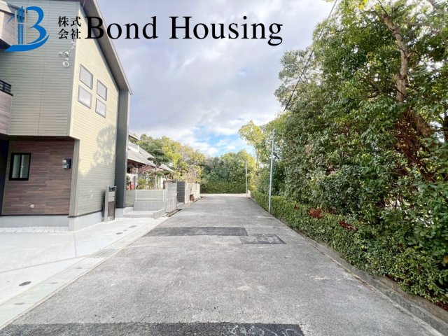 WIC等収納豊富・南向きバルコニー　竹の台1丁目　全2棟　2号棟の前面道路含む現地写真