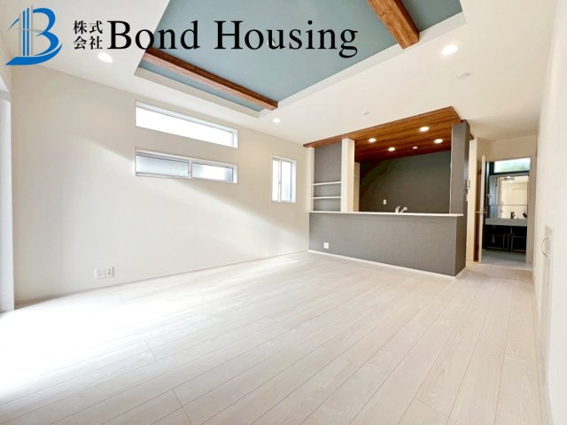 WIC等収納豊富・南向きバルコニー　竹の台1丁目　全2棟　2号棟の居間・リビング