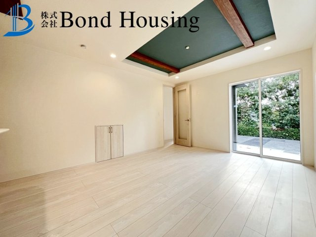 WIC等収納豊富・南向きバルコニー　竹の台1丁目　全2棟　2号棟の居間・リビング