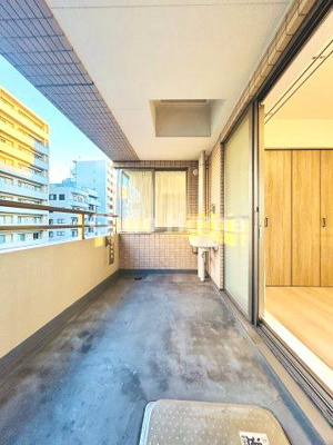 【バルコニー】 | 北上野スクエア | 【バルコニー】幅もあって、奥行きもあるゆとりのバルコニー。洗濯物を干したり乾かしたりだけでなく、ただ出てみるだけでも気持ちいいですよ。