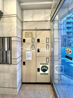 【設備】 | 北上野スクエア | 【宅配ボックス】在宅時・不在時に関わらず、居住者の代わりに非対面で宅配物を受け取ってくれる便利な設備です。わかりやすくご説明致しますので見学時にはお部屋だけではなく共用部分もぜひチェックしてください。