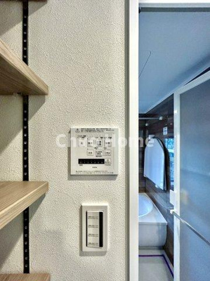 【内装】 | 北上野スクエア | 【浴室乾燥機】暖房・冷風・換気・乾燥が可能です。毎日を快適に過ごせるうれしい機能が揃っています。雨の日の洗濯物も安心です。