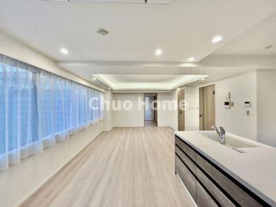 【キッチン】 | 北上野スクエア | 視界に広がりを生むオープンなキッチン。料理や片付けをしながら、家族との会話を楽しんだり、リビングで遊ぶ子どもを見守れます。ご見学時には家具の配置などもイメージしながらぜひご覧になって見て下さい。