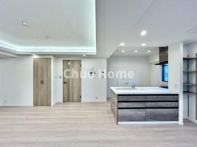 【ダイニング】 | 北上野スクエア | 【ダイニング】忙しい朝でも、しっかり家族が揃って食事をして頂けるゆとりある大きさのダイニングスペース。奥様が作る手料理をカウンター越しに受けとって頂き、テーブルで囲む素敵な時間を存分に愉しんで下さい。